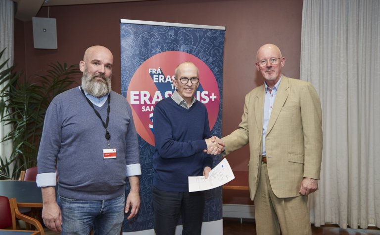 Samningur um verkefnið handsalaður hjá Rannís.