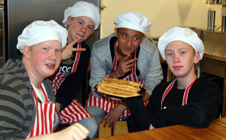 Stoltir pönnukökubakarar með afraksturinn.