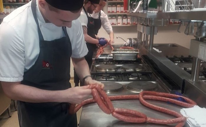 Matreiðslunemar í pylsugerð.