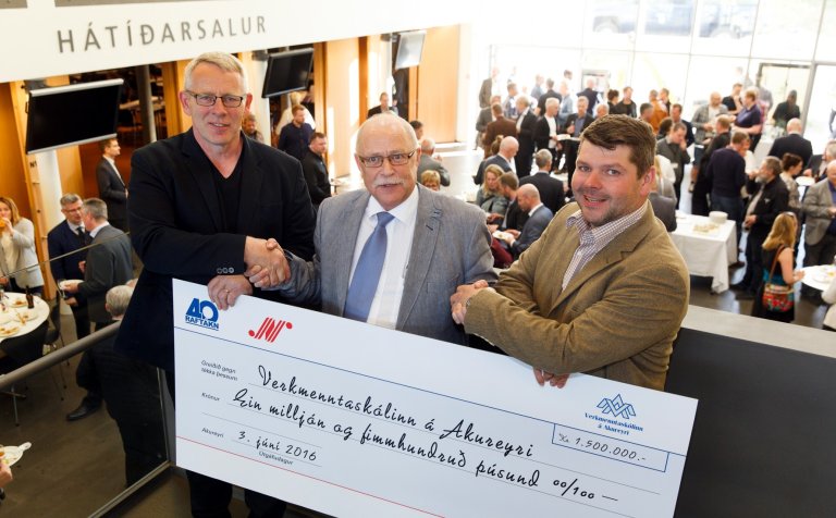 Gjöfin afhent. Mynd: Raftákn/Auðunn Níelsson.