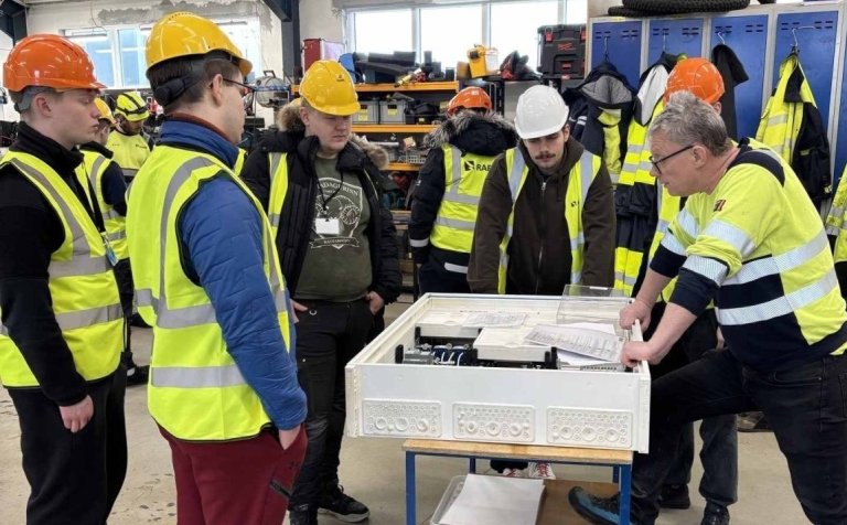 Nemendur í rafvirkjun og vélstjórn og kennarar af báðum námsbrautum heimsóttu RARIK á Akureyri á dög…