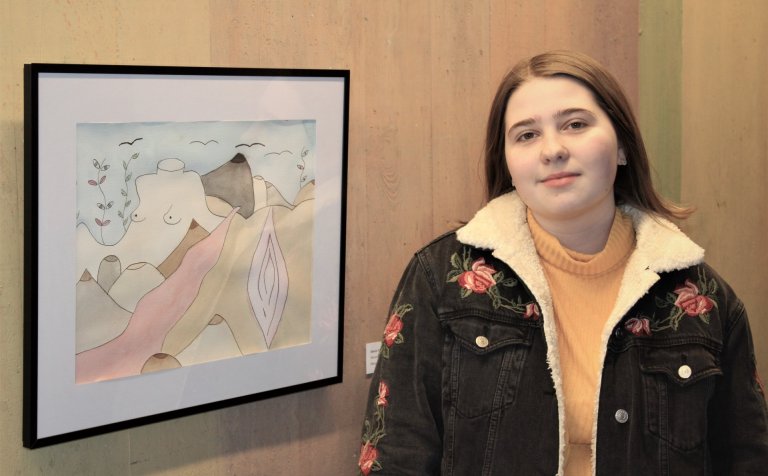 Særún Elma Jakobsdóttir við vatnslitamyndina sína.