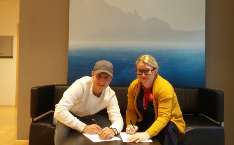 Ólafur og Kristín Sóley undirrita samninginn.