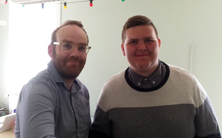 Kristján Blær og Jón Páll handsala samkomulagið.