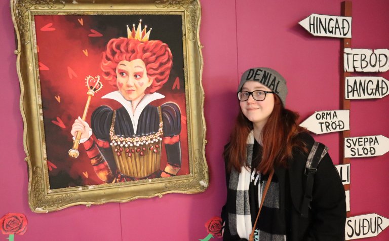 Sigríður Erla í leikmynd Lísu í Undralandi.