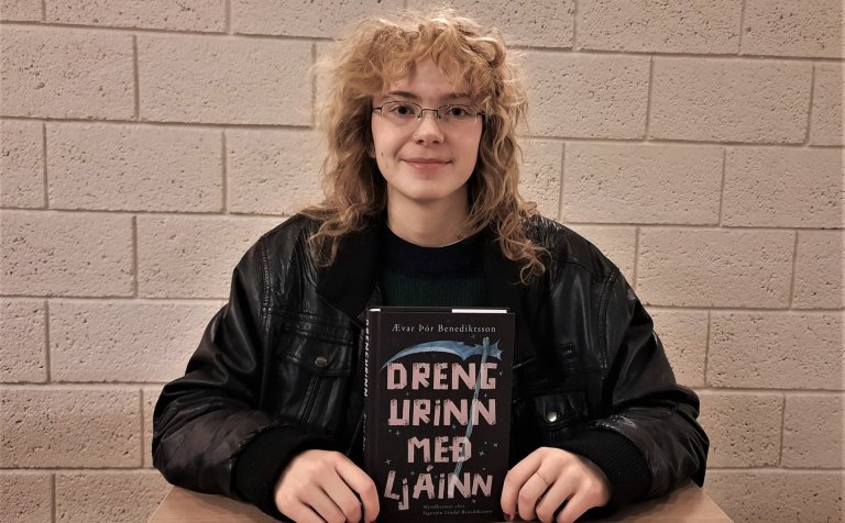 Sigurjón Líndal Benediktsson með bókina.