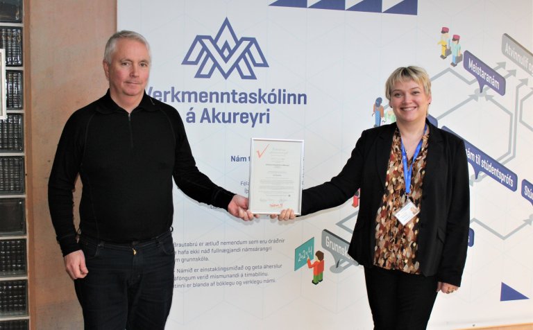 Sigríður Huld og Benedikt með jafnlaunaskjalið.