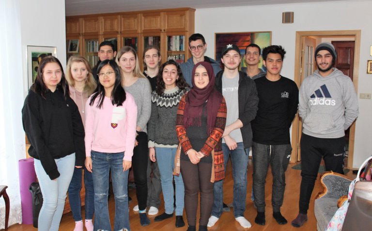 Kampakátir nemendur með verkefni dagsins.