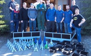 Stálsmiðahópur með verkefnin sín