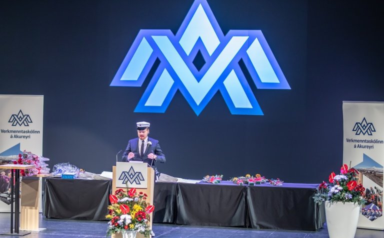 Steinar Logi flytur ávarp brautskráningarnema.