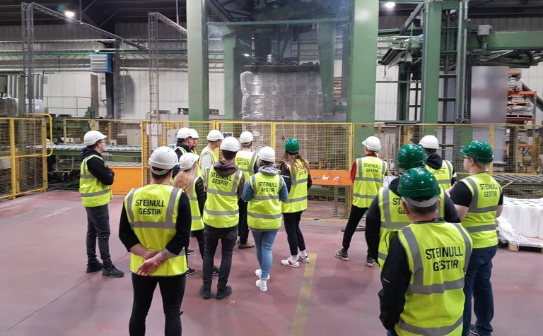 Hópurinn heimsótti m.a. Steinullarverksmiðjuna.