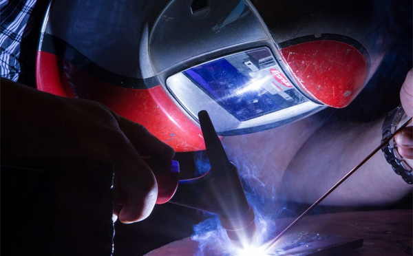 Suðumenn að störfum í VMA.