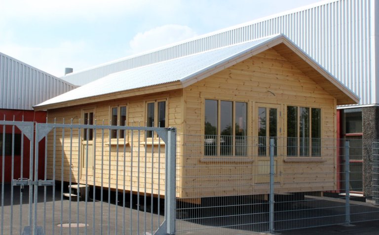 Sumarbústaðurinn stendur við hús byggingadeildar.