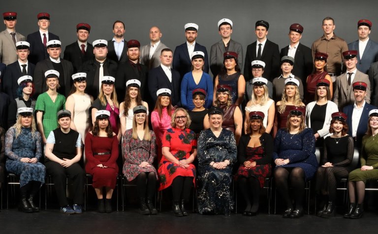 Brautskráningarhópurinn - eða sá hluti hans sem var viðstaddur brautskráninguna í Hofi í dag. Mynd: …