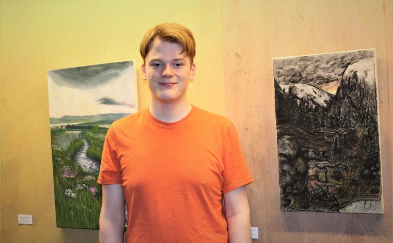 Þorsteinn Viðar Hannesson við akrýlverk sín.