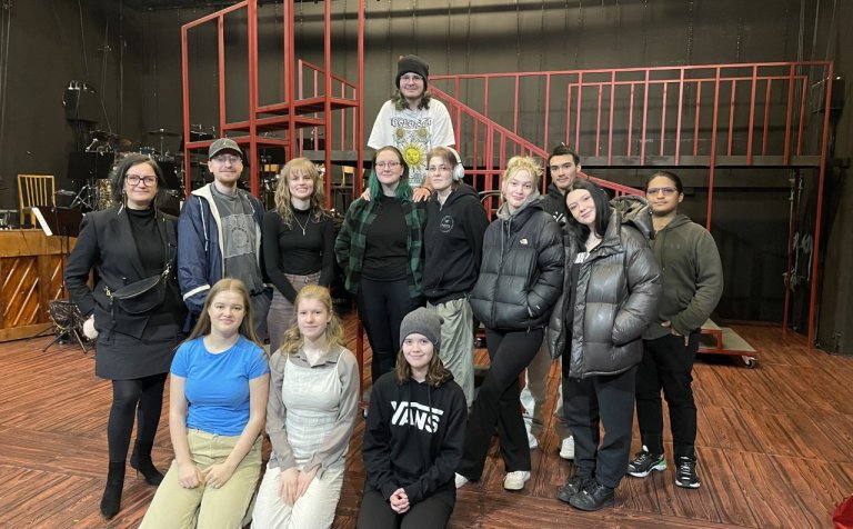 Marta Nordal og LIME-nemar á sviði Samkomuhússins.