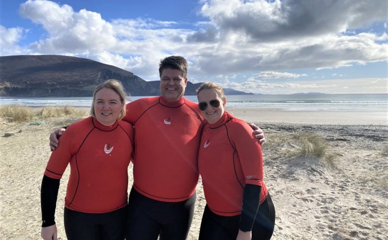 Kennararnir þrír á leið á brimbretti í Sligo.