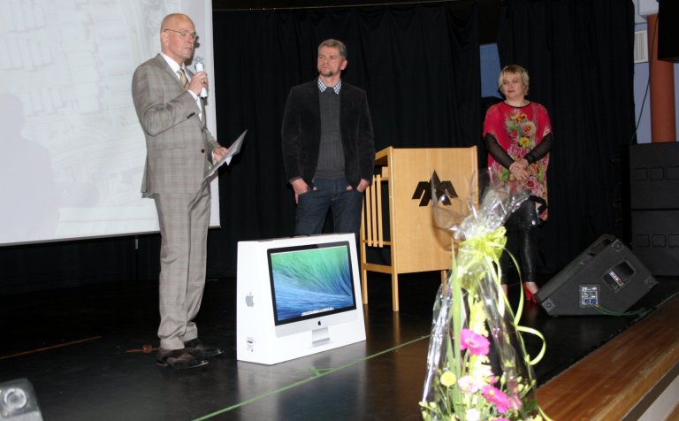 Hjalti Jón Sveinsson veitir gjöfinni viðtöku.