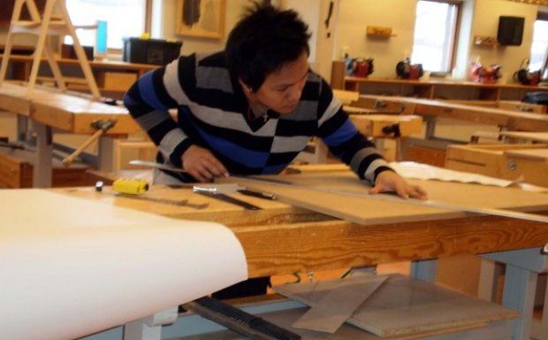 Rhonjie Calalau önnum kafinn í húsgagnasmíðinni.