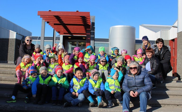 Tröllaborgarkrakkar og starfsmenn leikskólans.