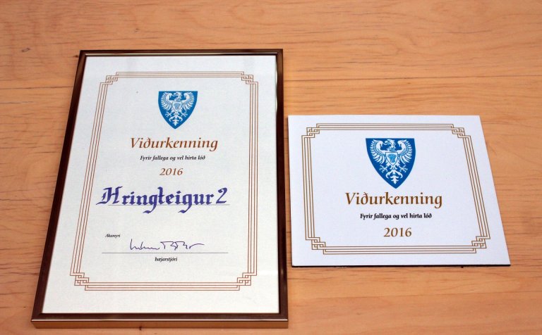 Viðurkenningarskjalið frá Akureyrarbæ.