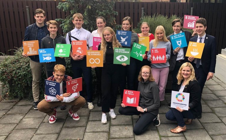 Anna Kristjana (krjúpandi) og aðrir fulltrúar.