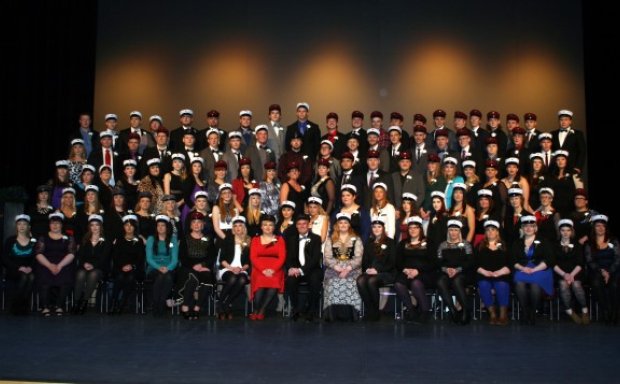 Útskriftarhópurinn að lokinni brautskráningu í dag