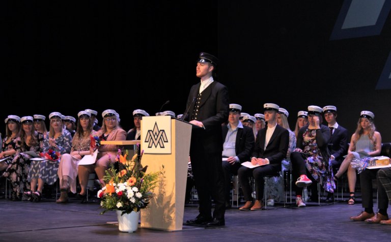 Valur Freyr Sveinsson flytur ávarp sitt í Hofi.