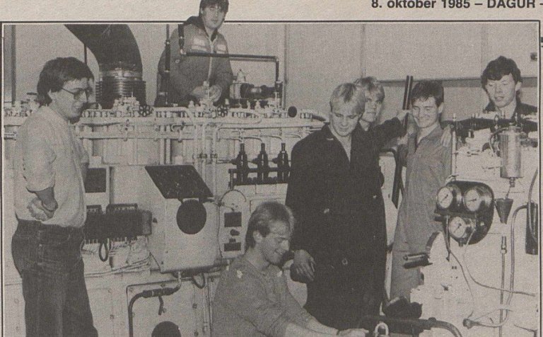 Tómas Hansen með nemendum sínum í vélskóladeild VMA í október 1985.