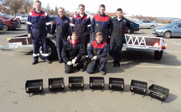 Stoltir stálsmíðanemar með afrakstur vorannar.