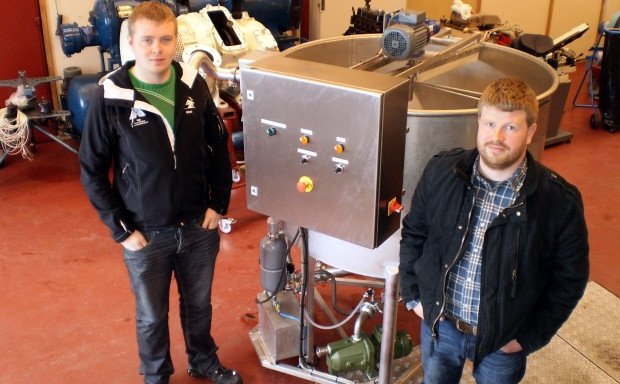 Unnar (t.v.) og Axel við próteinskiljuna.