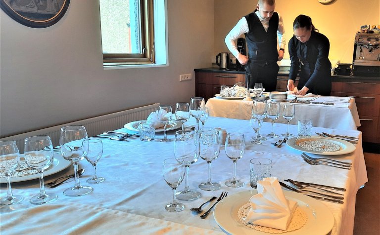 Verkleg æfing framreiðslunema 27. apríl 2023. Í júní 2023 luku fyrstu framreiðslunemarnir frá VMA sv…