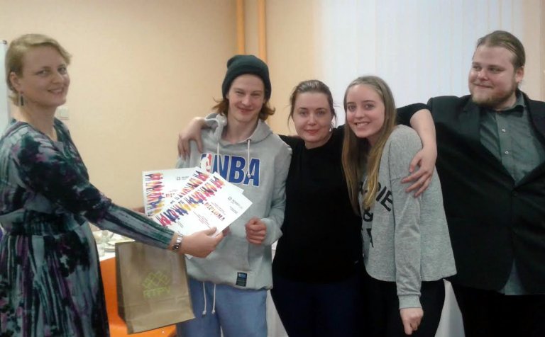 Þremenningarnar frá VMA ánægðir með verðlaunin.