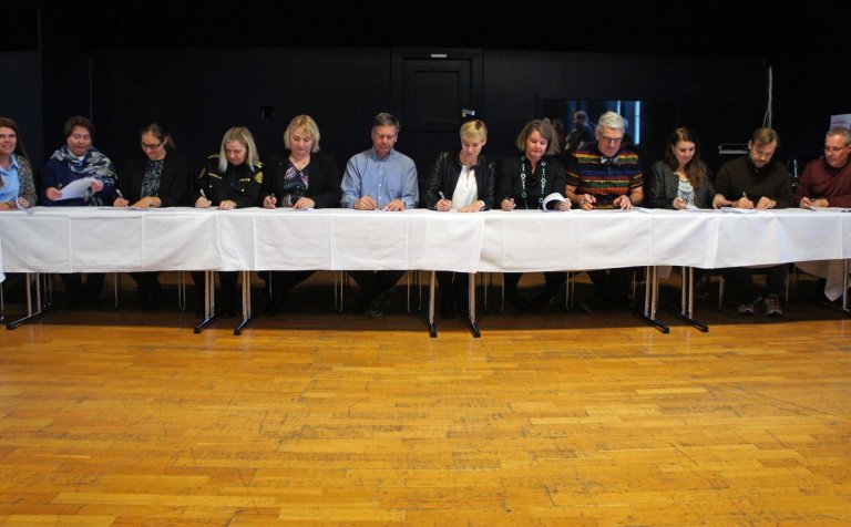 Skrifað undir samninginn í gær. Mynd: Ragnar Hólm.