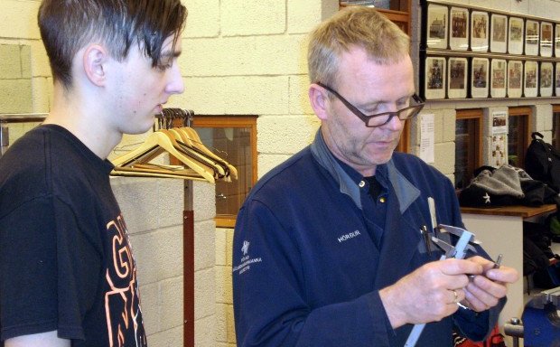 Hörður leiðbeinir nemanda í grunndeildinni.