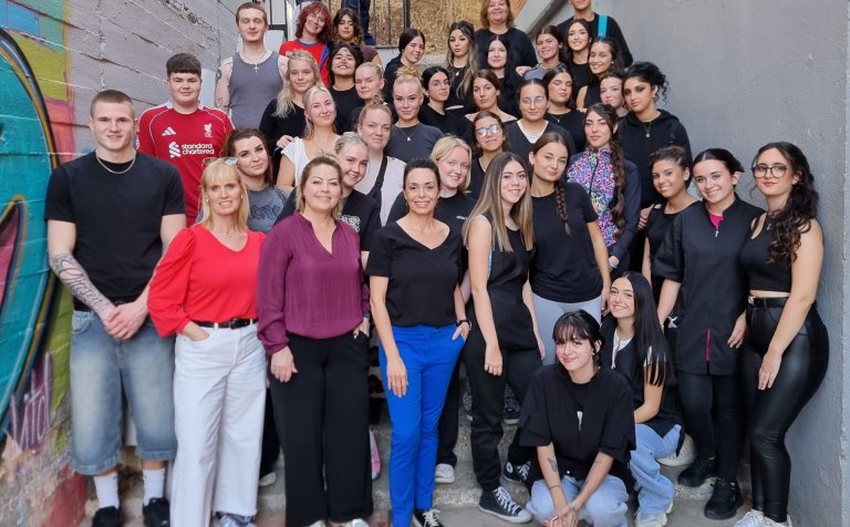 VMA-nemar og kennarar (til vinstri á myndinni) ásamt nemendum og kennurum í hársnyrtiðn í Malaga.