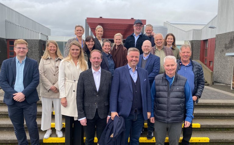 Benedikt skólameistari og Unnur Ása sviðsstjóri með hinum góðu gestum frá Samtökum iðnaðarins við að…