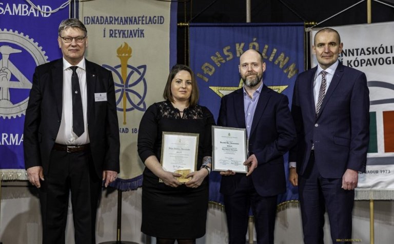 Helga Aðalbjörg með viðurkenningu sína.