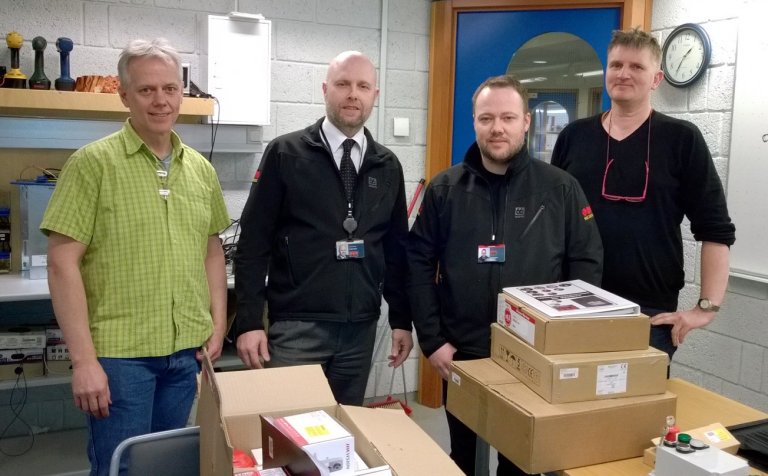 Fulltrúar Securitas og rafiðnaðarbrautar VMA.