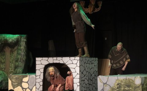 Uppfærsla Leikfélags VMA á Ronju ræningjadóttur hefur fengið afbragðs fínar viðtökur. Um helgina ver&hellip;