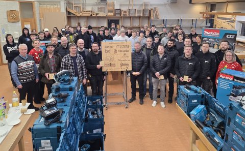 Fulltrúar fyrirtækjanna ellefu sem standa að gjöfinni til byggingadeildar VMA. Með þeim á myndinni e…