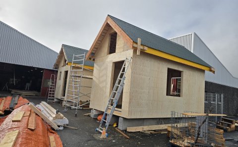 Húsasmíðanemar byggja nú þrjú 20 fermetra frístundahús fyrir Hamra. Tvö þeirra voru reist í gær.