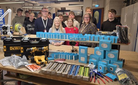 Eitt og annað ómetanlegt kom upp úr gjafakössum Rönning. Héru eru Ágúst Axelsson, viðskiptastjóri J.&hellip;