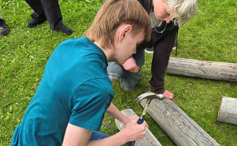 Nýnemar bregða á leik í nýnemaferðinni 2025.