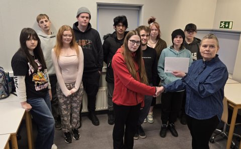 Elsa Mjöll Jónsdóttir, fyrir hönd nemenda, afhendir Kristbjörgu Álfhildar Sigurðardóttur, fulltrúa V…