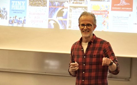 Dr. Viðar Halldórsson prófessor við HÍ í VMA í gær.