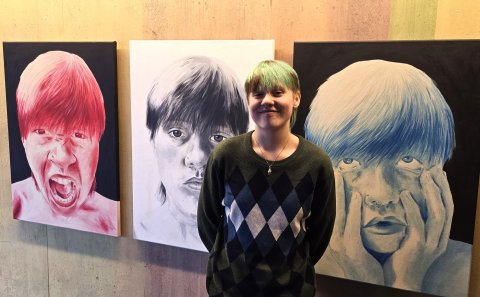 Neó Týr Hauks við akrílverk sitt Pokerface.