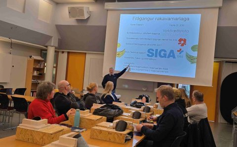 Agnar Snædahl fræðir nemendur í húsasmíði um rakavarnarlag og ýmislegt er lýtur að raka- og mygluvan&hellip;