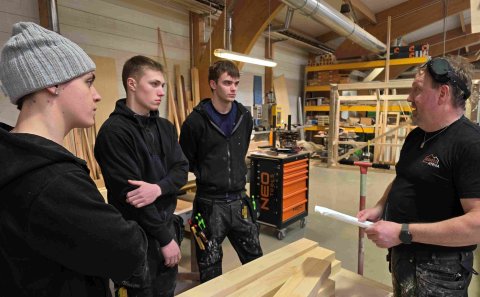 Eyjólfur Ívarsson verkstjóri á verkstæði Húsheildar-Hyrnu sýnir þremur nemendum byggingadeildar VMA &hellip;