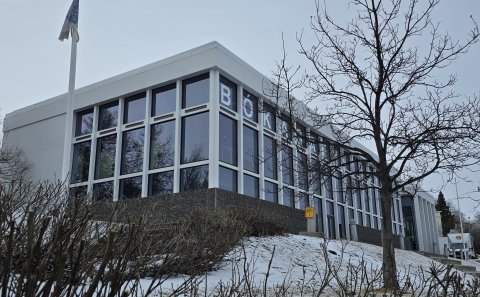 Samsýning nemenda á listnáms- og hönnunarbraut VMA er á Amtsbókasafninu á Akureyri.